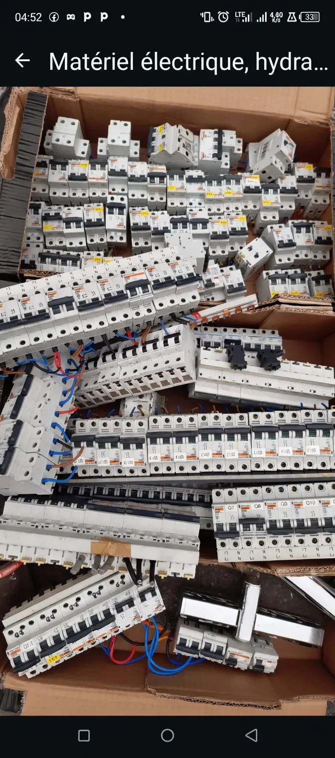 Stock de Matériel Électrique – Disjoncteurs et Accessoires